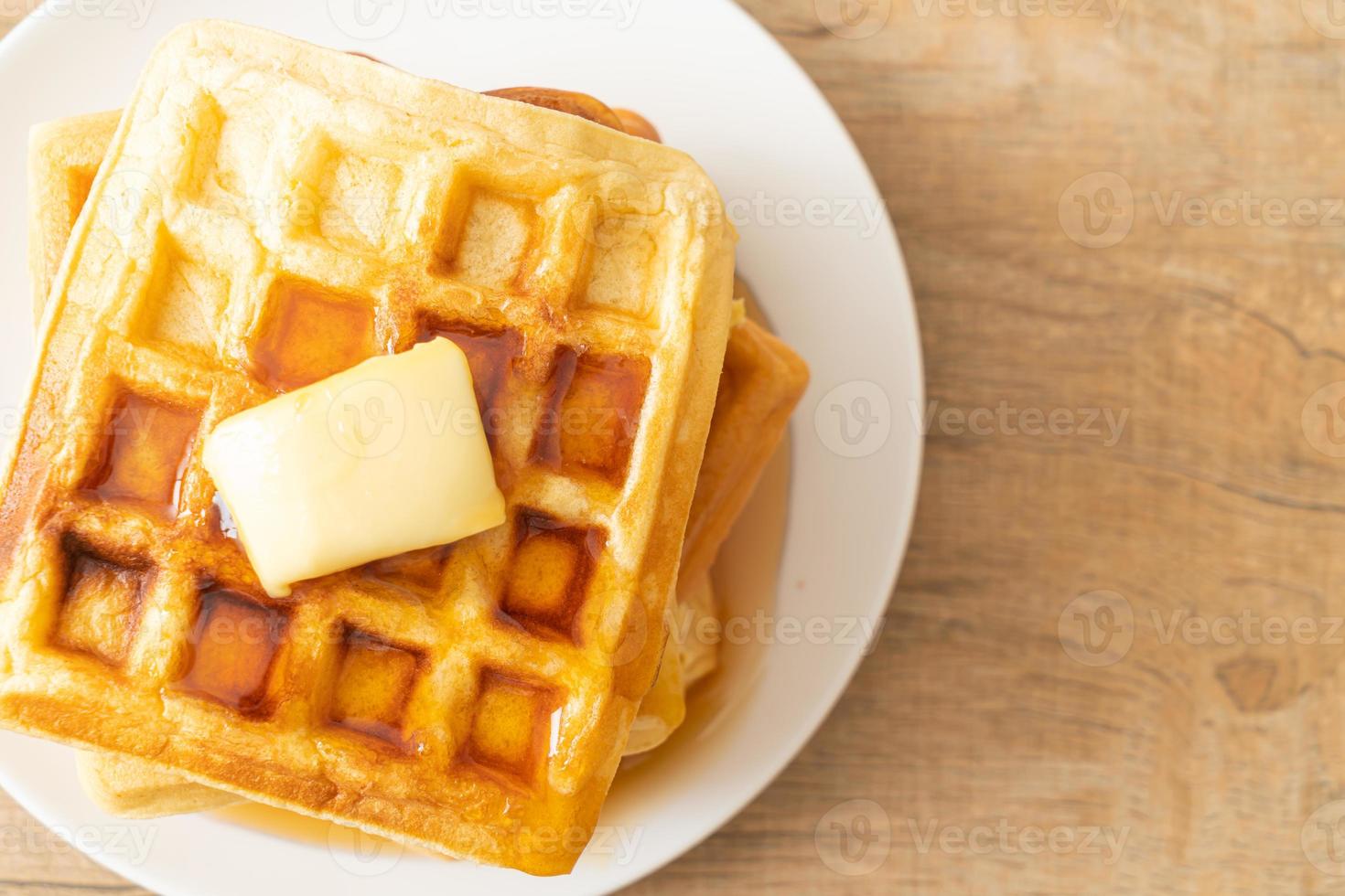 pilha de waffles com manteiga e mel foto