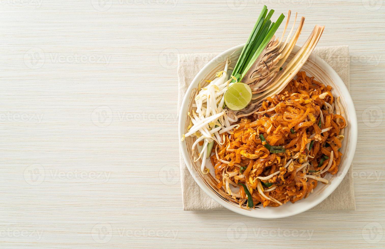 macarrão frito com tofu e couve ou pad thai foto