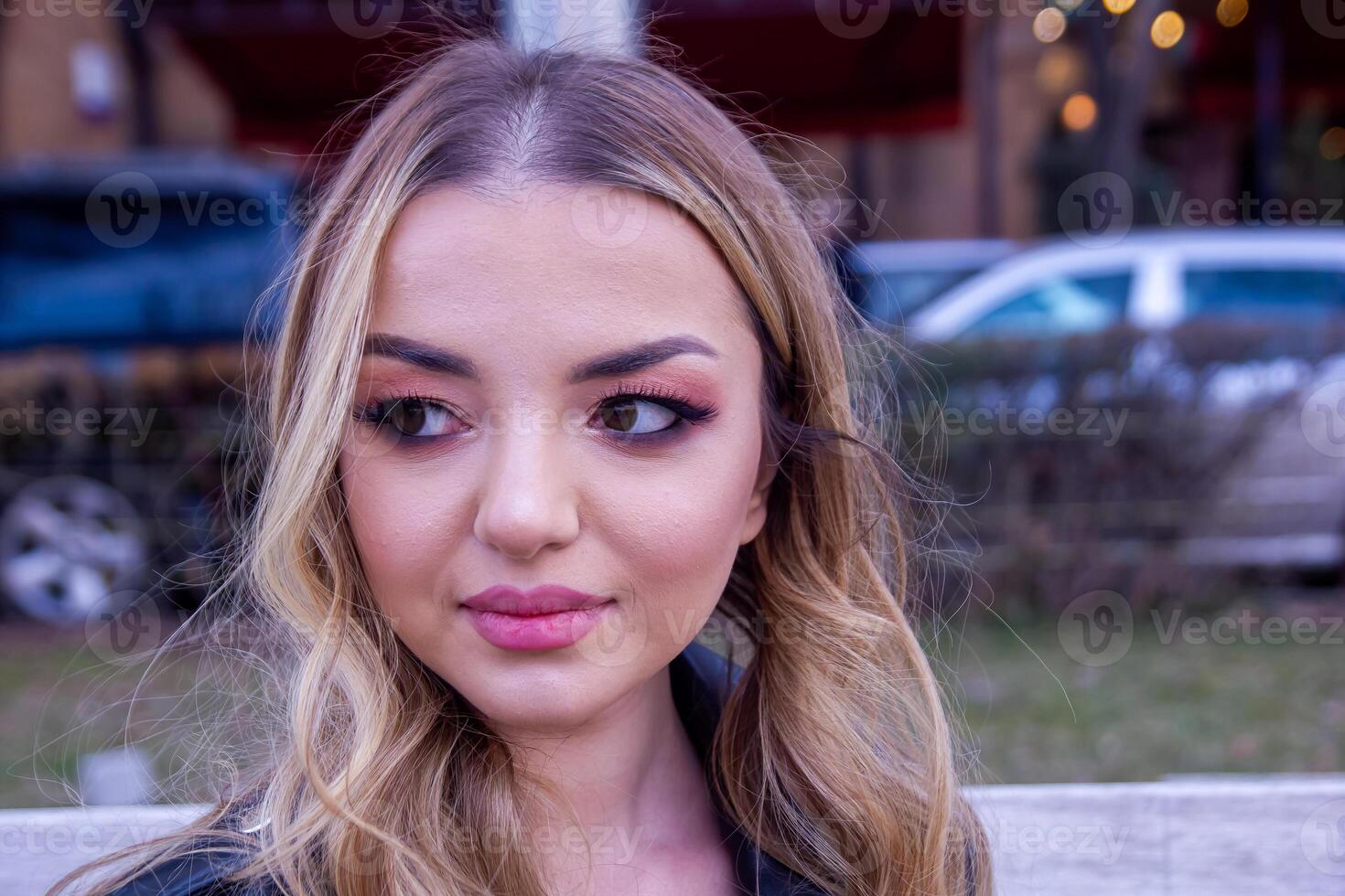 bonita jovem mulher dentro a cidade, retrato do uma mulher dentro a cidade, retrato do uma mulher, retrato do uma bonita menina foto