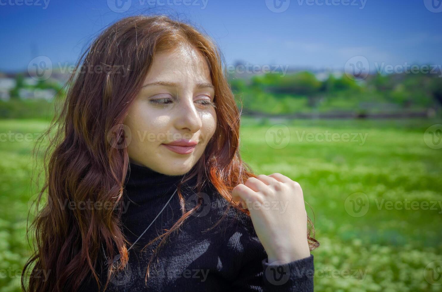 vermelho cabelos mulher dentro a parque, bonita mulher dentro a natureza foto