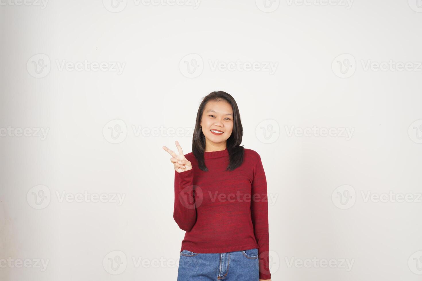 jovem ásia mulher dentro vermelho camiseta sorridente e mostrando Paz ou vitória placa mostrando isolado em branco fundo foto