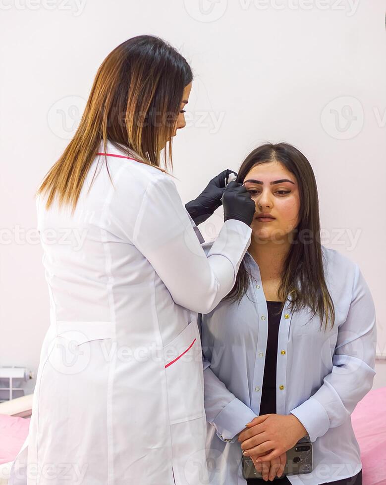 bonita jovem mulher dentro beleza salão foto