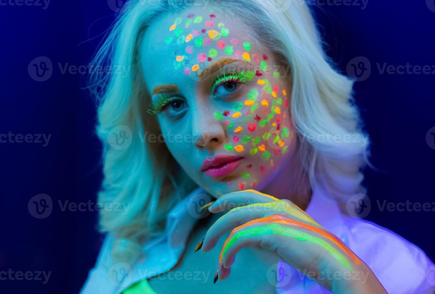 retrato do uma mulher com pintado face, mulher com uv Maquiagem dentro estúdio, retrato do uma mulher dentro carnaval mascarar, a mulher é decorado dentro uma ultravioleta pó foto