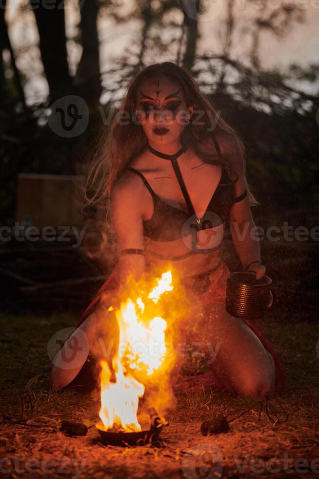 menina fogo dançando desempenho às ao ar livre arte festival, suave movimentos do fêmea artista foto