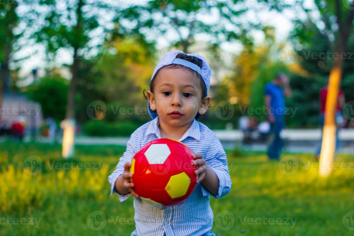 pequeno Garoto jogando dentro a parque foto