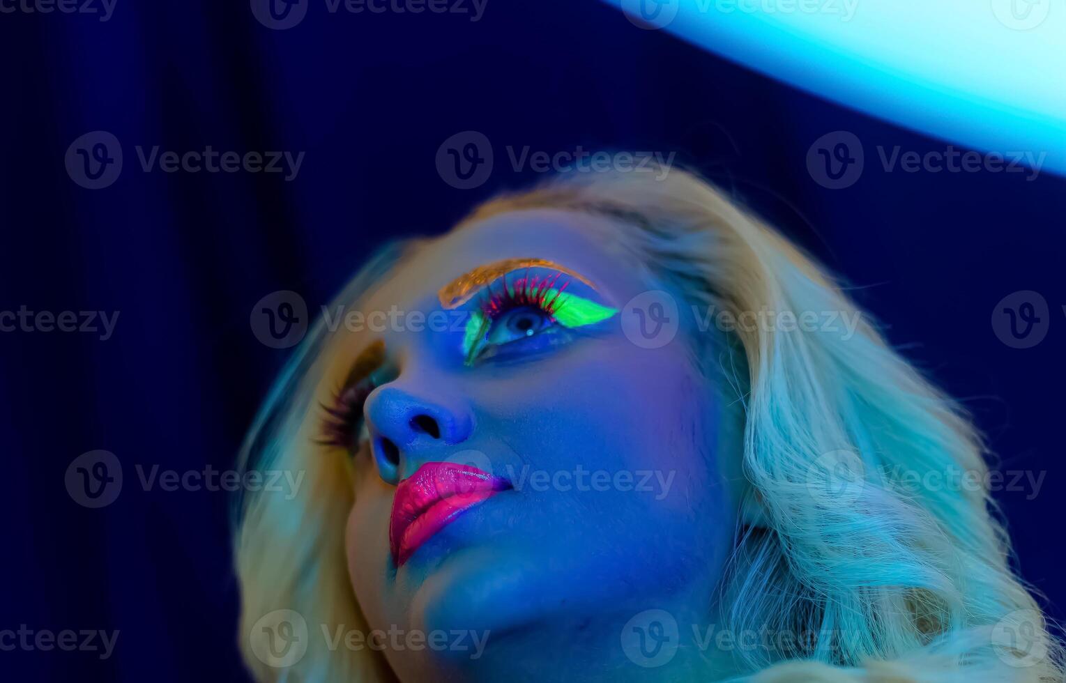 retrato do uma mulher com pintado face, mulher com uv Maquiagem dentro estúdio, retrato do uma mulher dentro carnaval mascarar, a mulher é decorado dentro uma ultravioleta pó foto