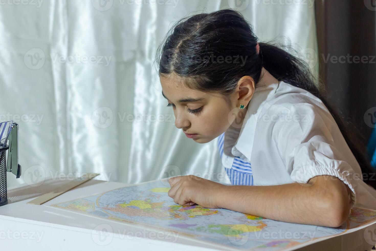 bonita aluna estudando dentro Sala de aula foto