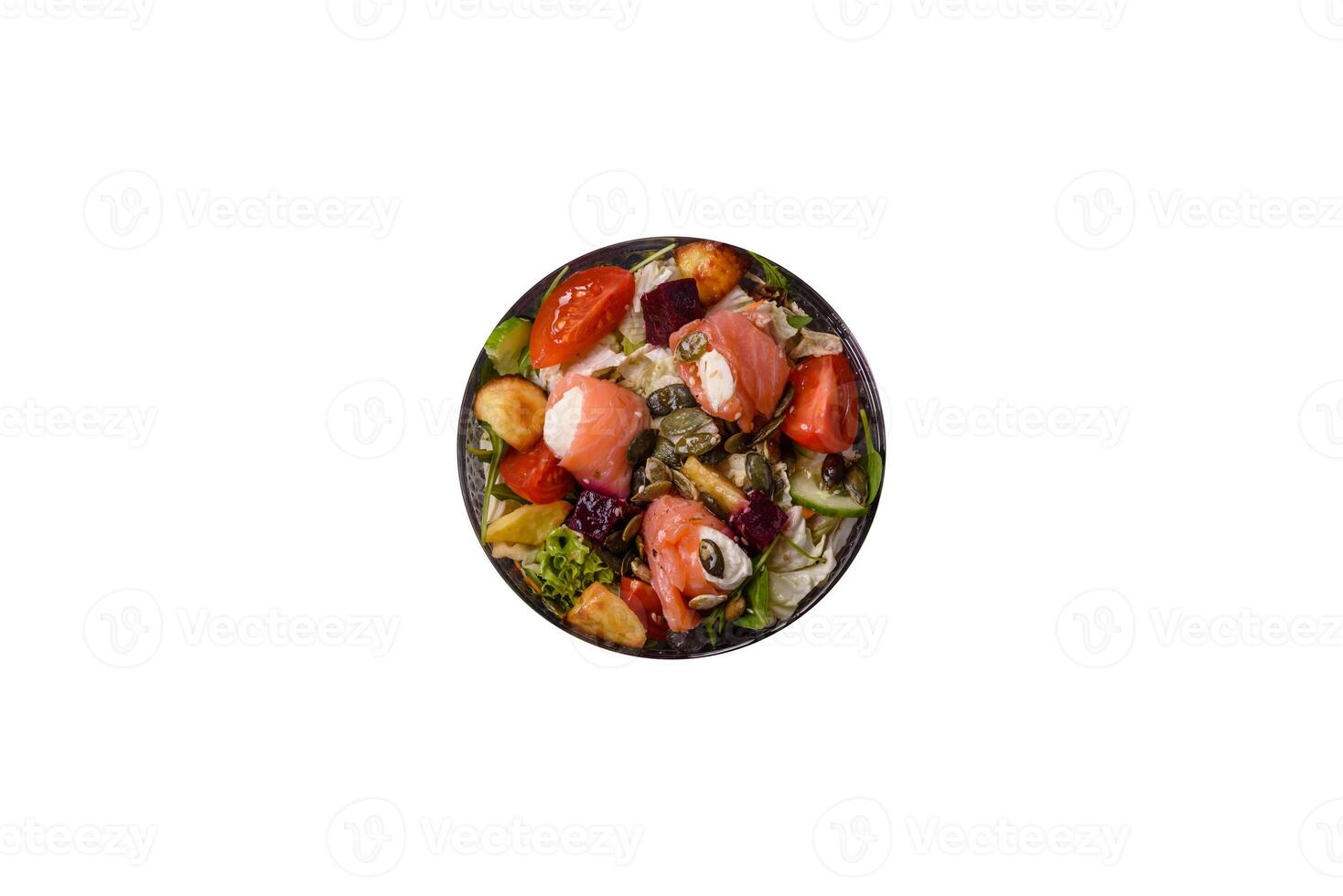 delicioso suculento salada com salmão, tomates, pepino, ervas, abóbora sementes foto