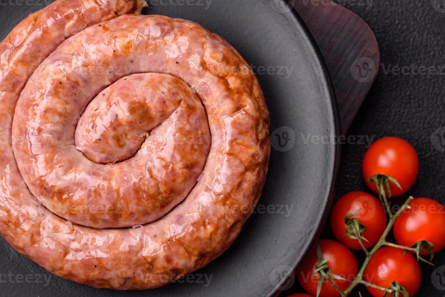 delicioso grelhado linguiça dentro a Formato do uma anel com sal, especiarias e ervas foto