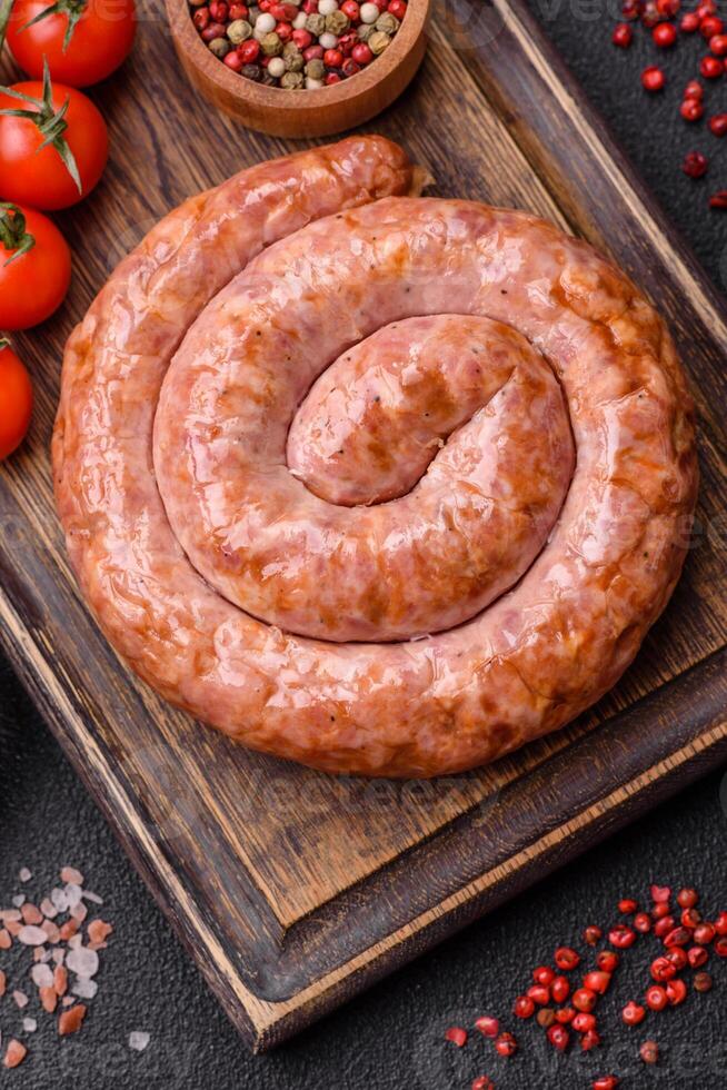 delicioso grelhado linguiça dentro a Formato do uma anel com sal, especiarias e ervas foto