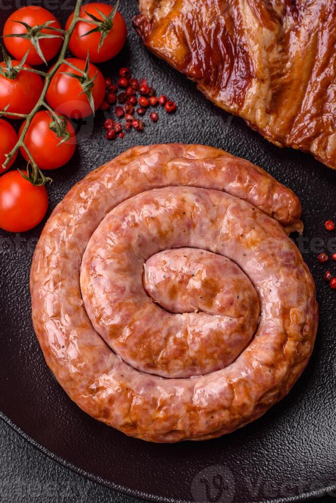 delicioso grelhado linguiça dentro a Formato do uma anel com sal, especiarias e ervas foto