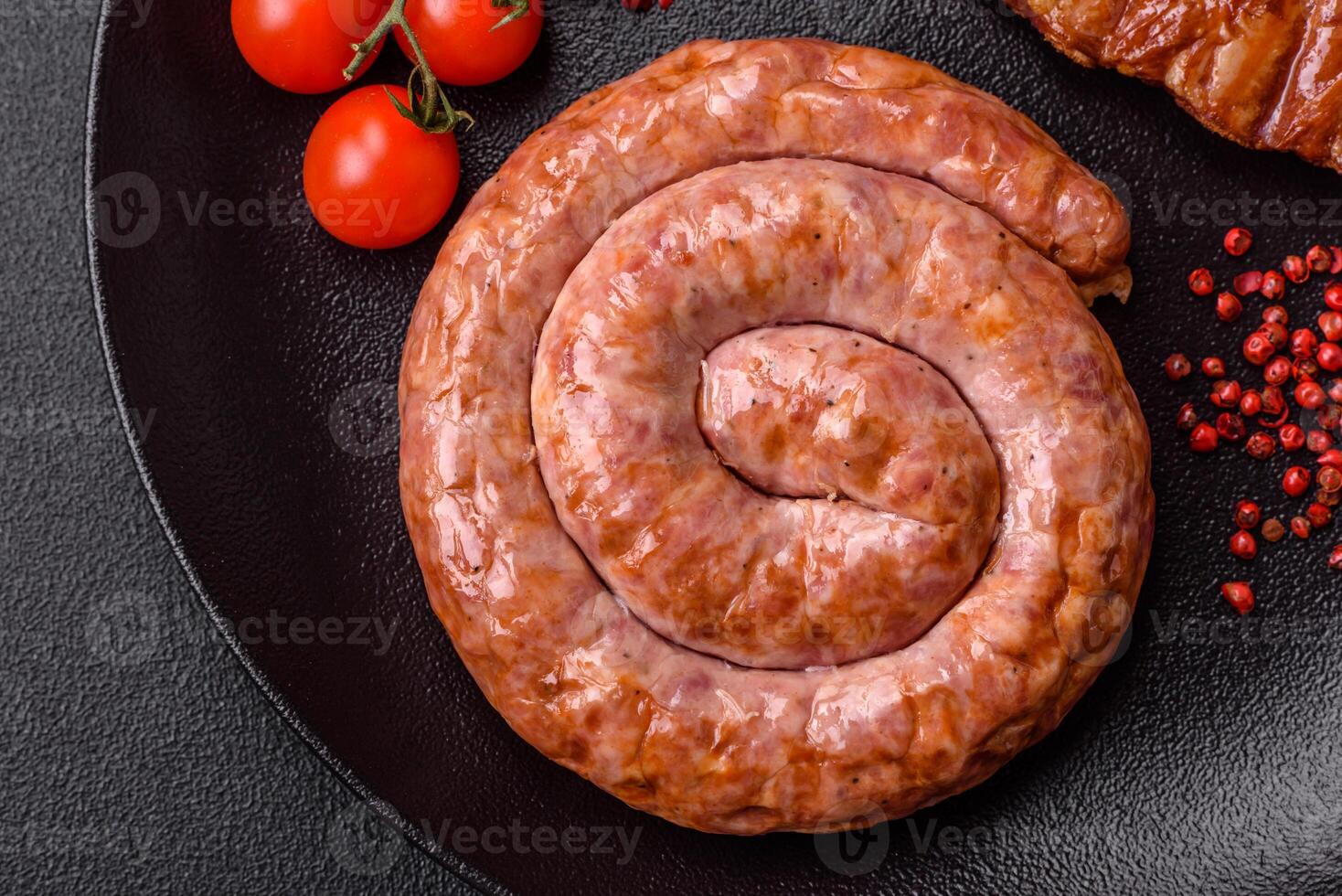 delicioso grelhado linguiça dentro a Formato do uma anel com sal, especiarias e ervas foto