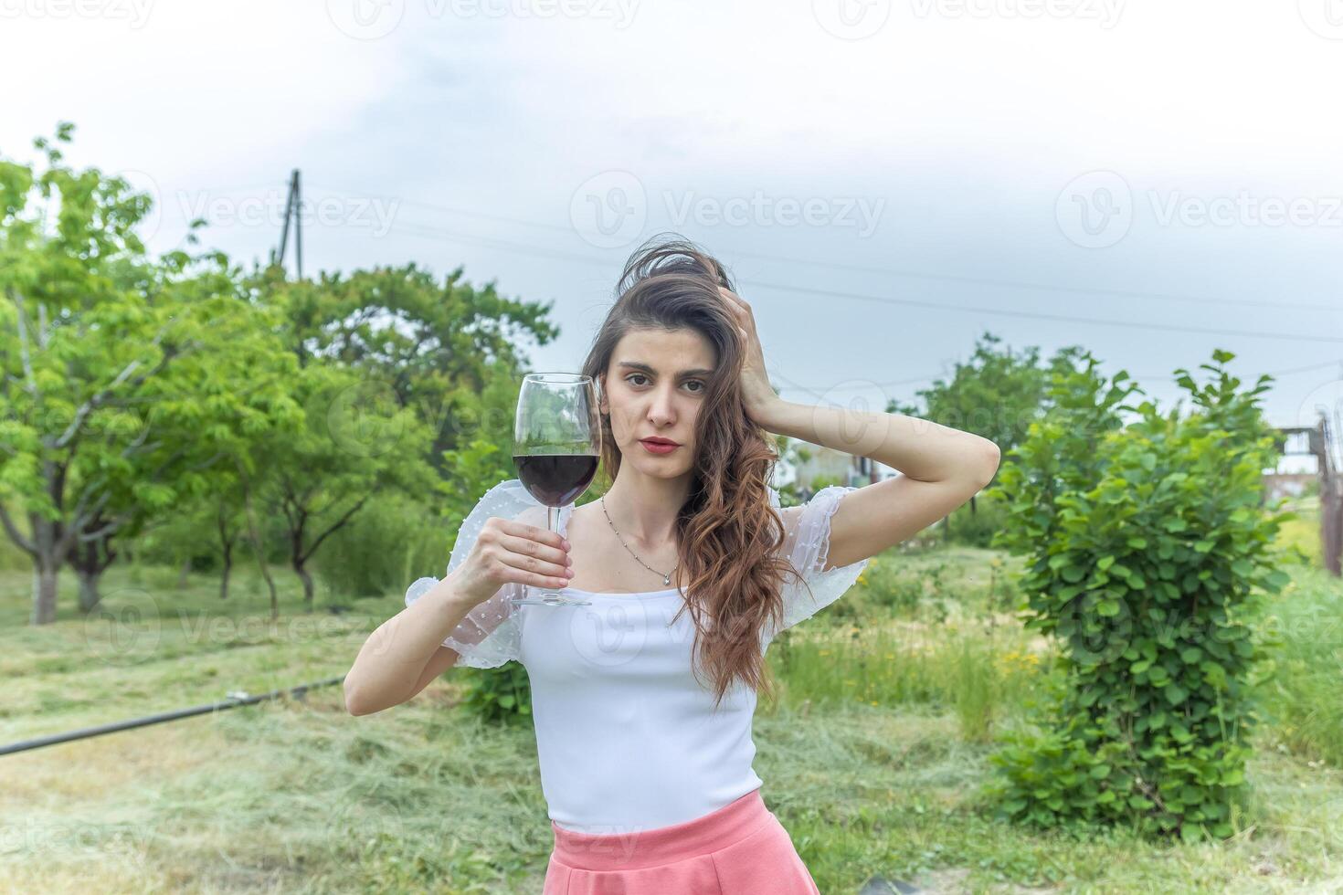 bonita jovem menina dentro a natureza, menina dentro a parque foto