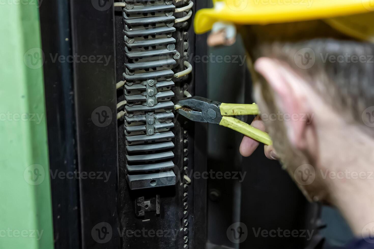 industrial trabalhador às a trabalhos dentro fábrica foto