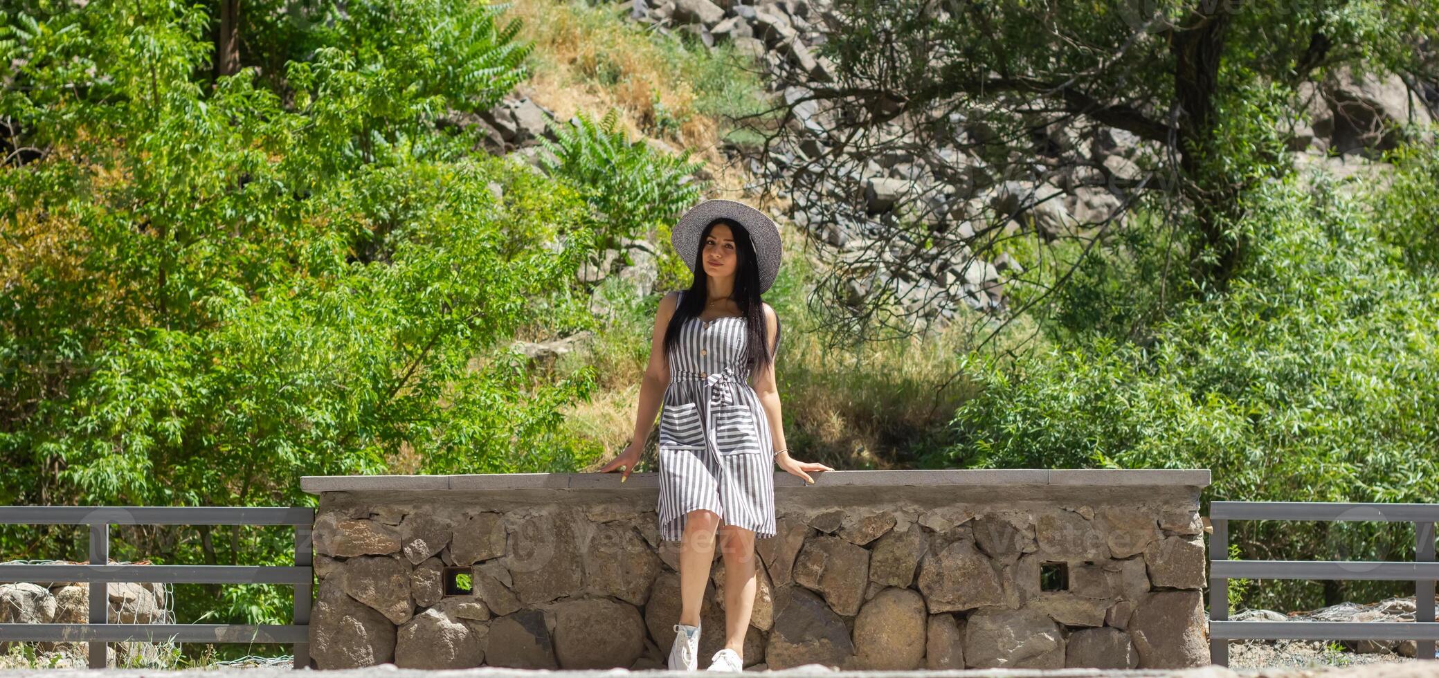 bonita jovem mulher dentro a natureza, mulher dentro verão dia foto