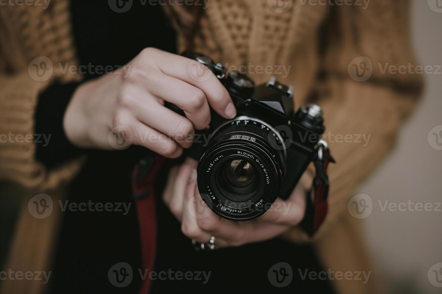 ai gerado fêmea mãos segurando uma Câmera foto