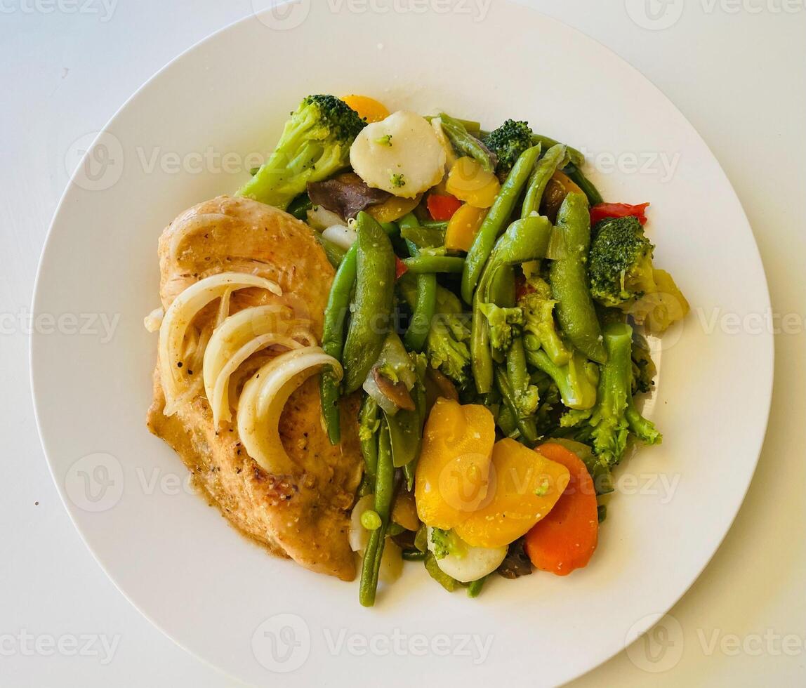 frito frango filé com legumes em branco placa, tailândia. foto