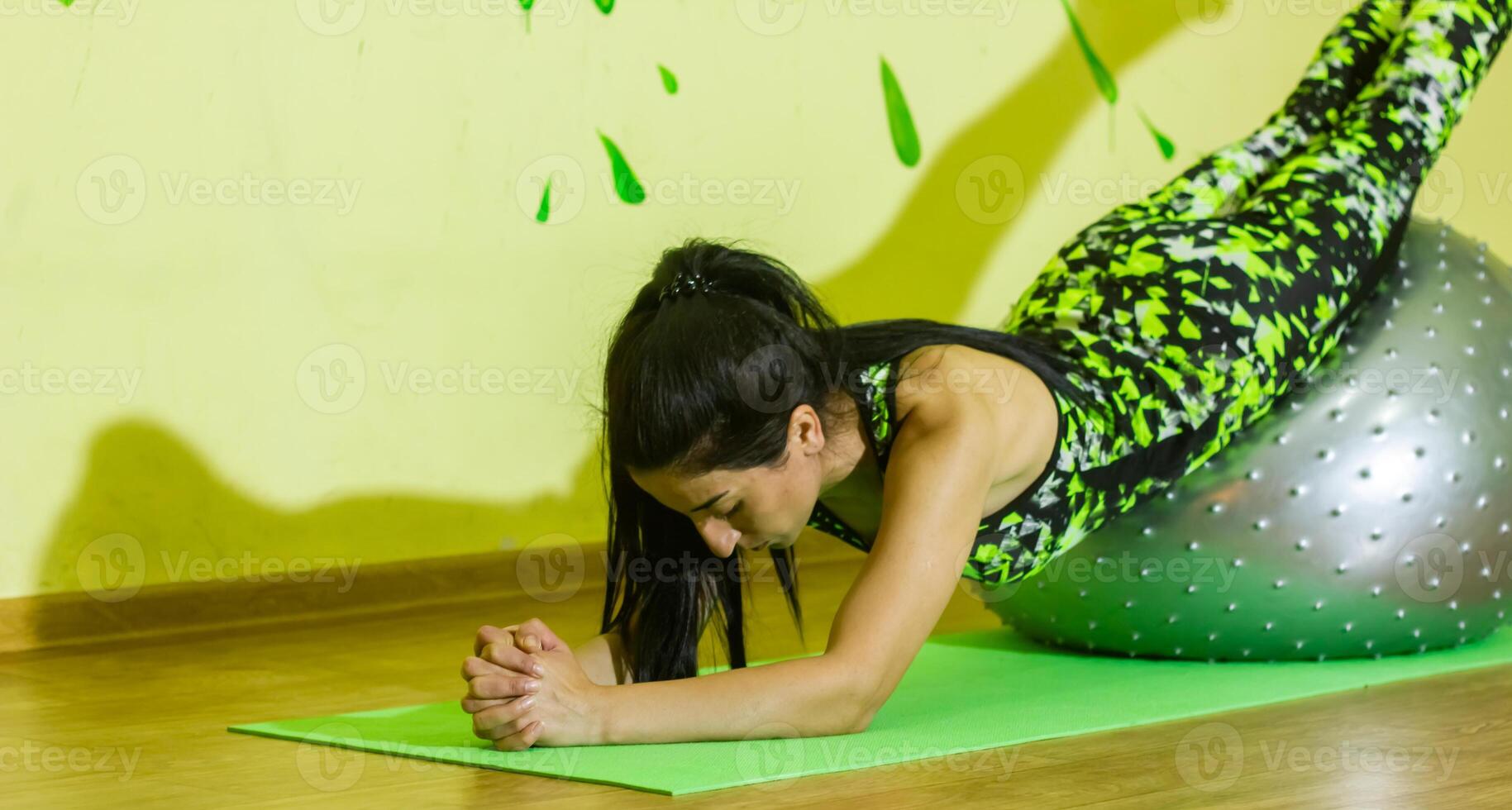 mulher fazendo ginástica exercício, jovem mulher fazendo ginástica exercícios dentro ginástica clube foto