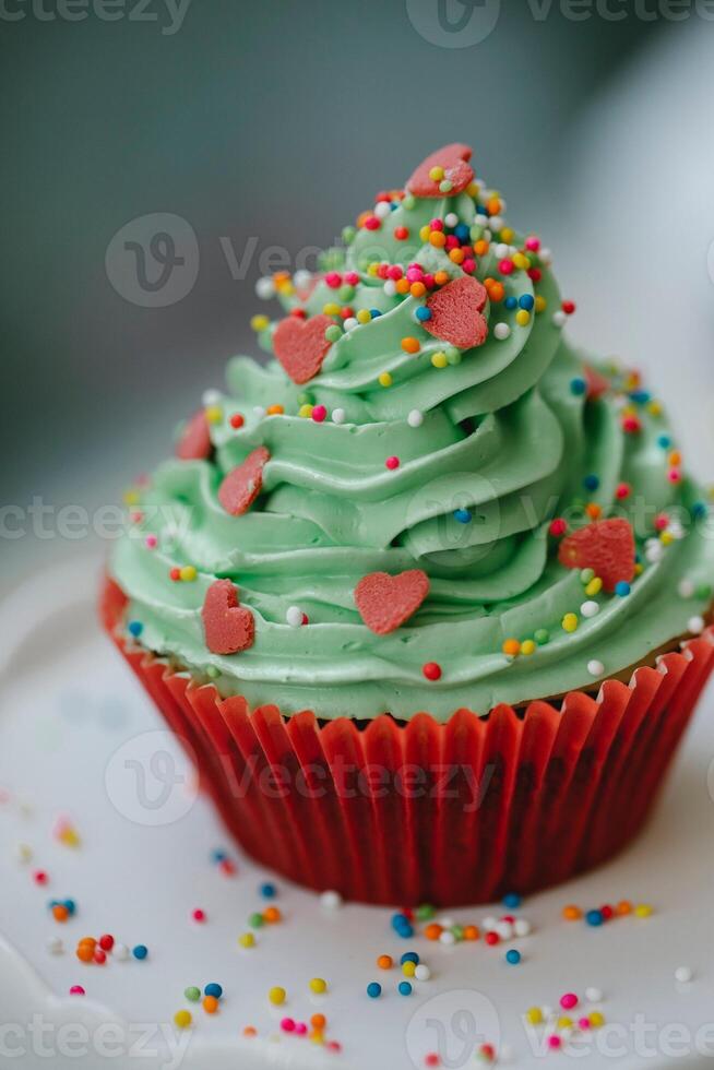 Bolinho com verde geada e colorida granulados em topo foto