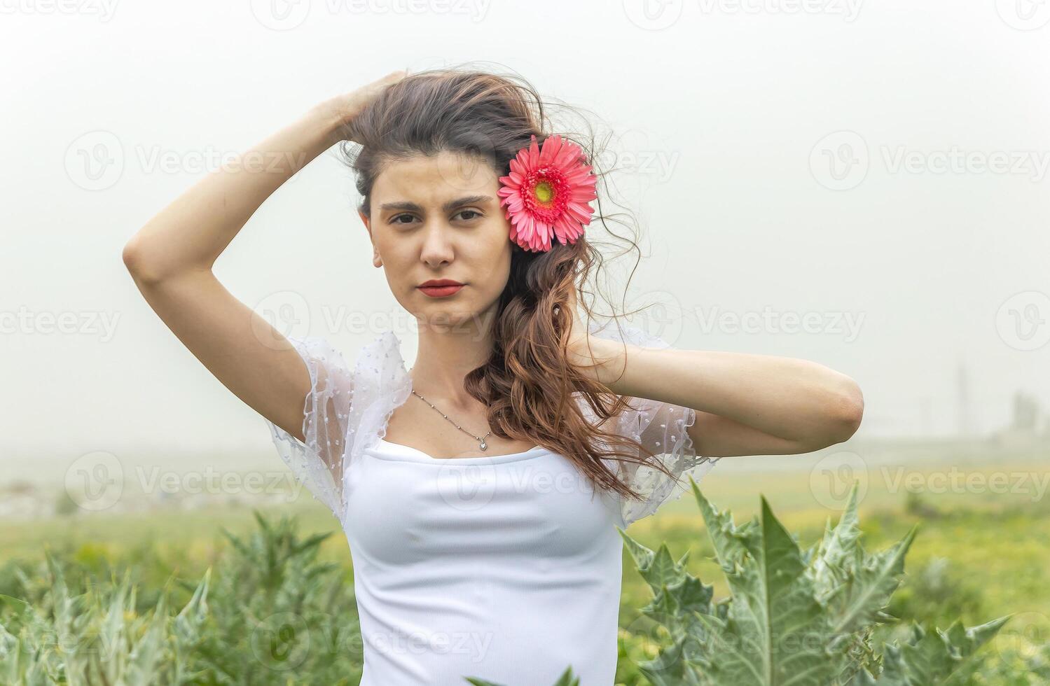 bonita jovem menina dentro a natureza, menina dentro a parque foto