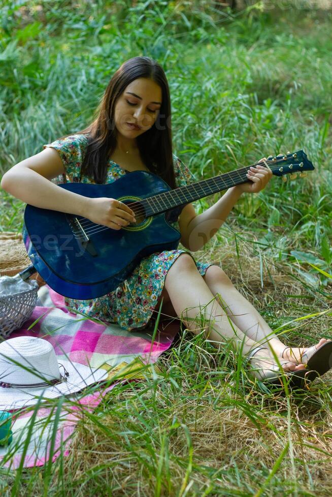 bonita jovem mulher dentro a natureza, mulher dentro verão dia foto