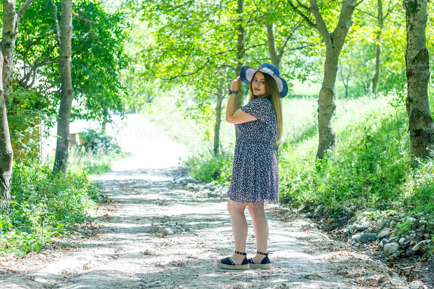 bonita jovem menina dentro a natureza foto