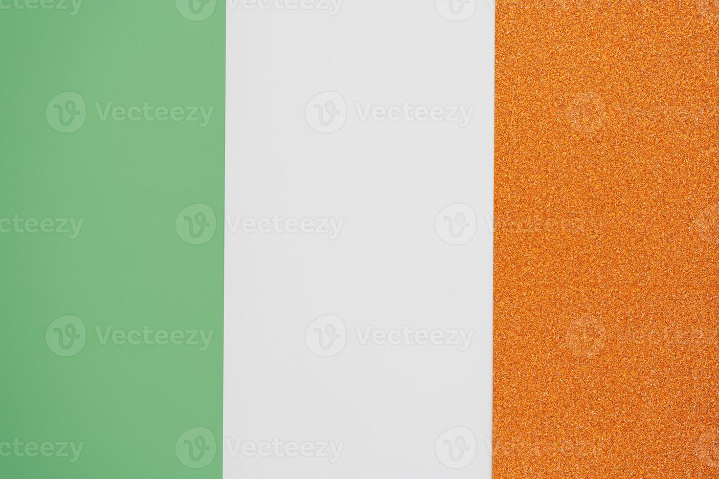 irlandês bandeira fez a partir de cor papel com brilhar laranja foto