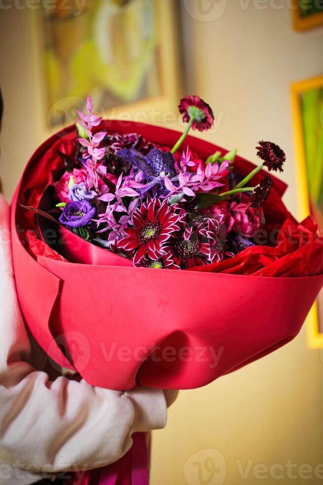 mulher segurando ramalhete do flores dentro dela mãos foto