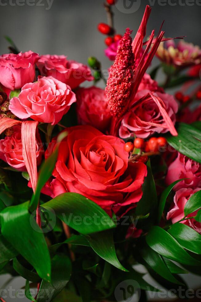 vaso com vermelho flores e verde folhas foto