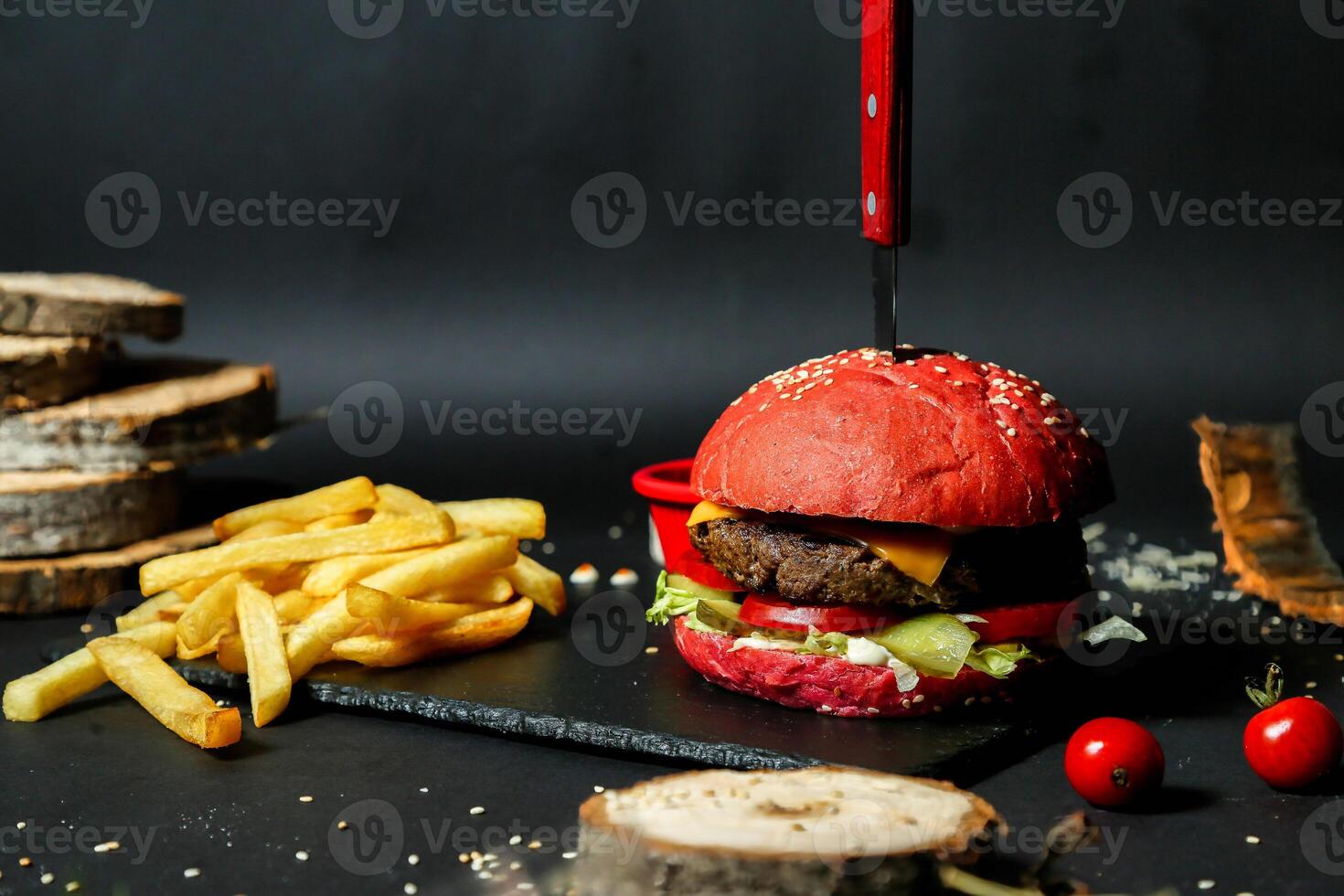 Hamburger com faca Próximo para francês fritas foto