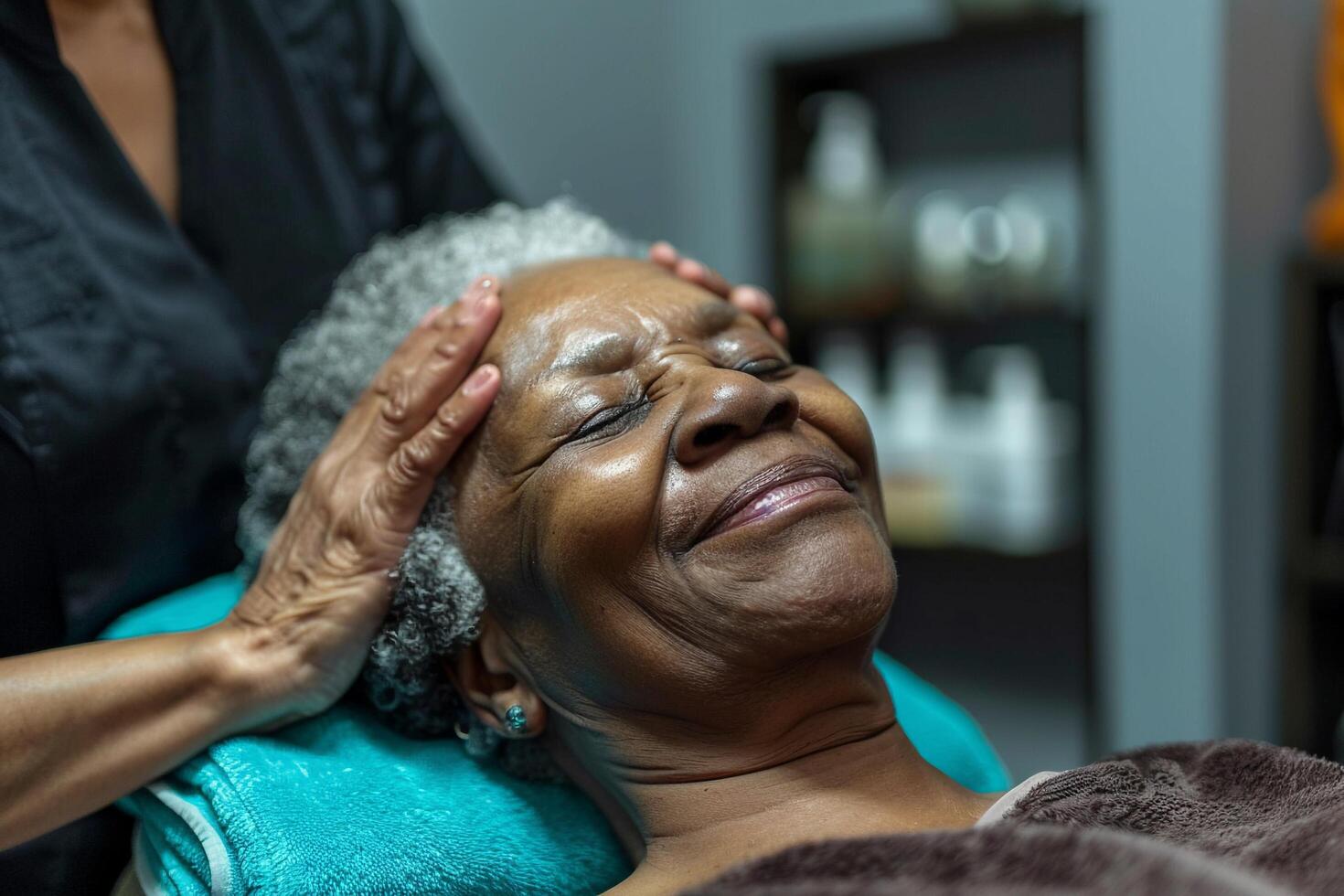 ai gerado idosos mulher desfrutando uma relaxante facial com ai gerado. foto