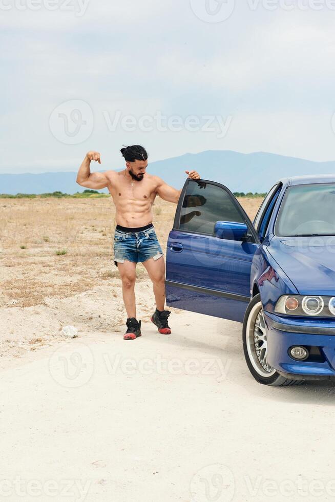 jovem muscular homem exercício em a praia, jovem muscular homem fazendo musculação exercícios em a praia, Atlético jovem homem em a de praia foto