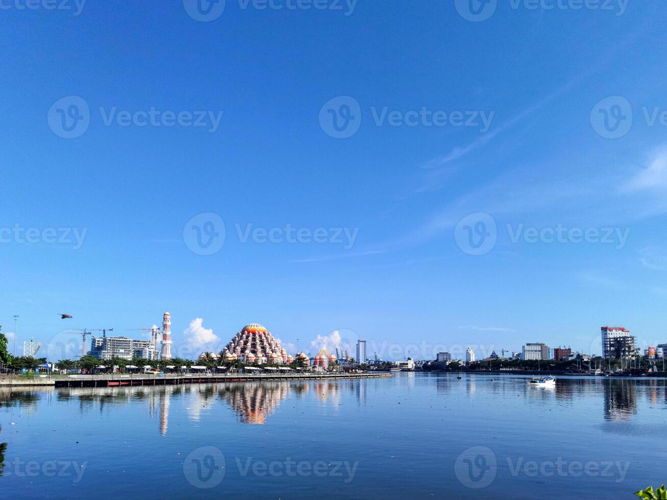 uma Visão do uma cidade com uma ampla construção dentro a fundo foto