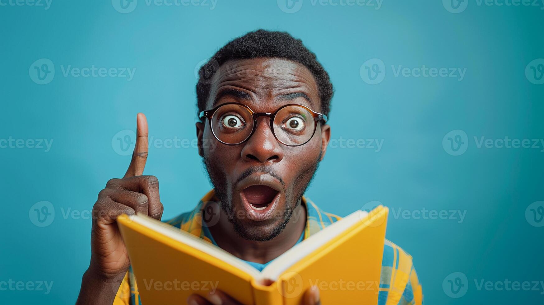 ai gerado atônito jovem africano homem com óculos lendo livro foto
