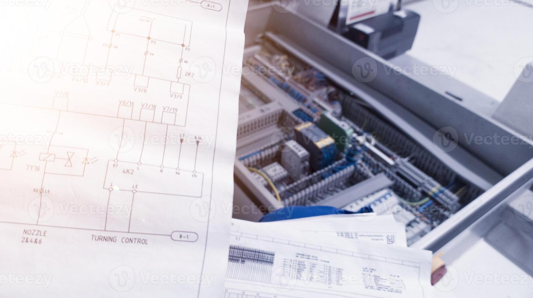 parece às a elétrico desenhando em a fundo do a automação painel.para conceptual análise problema tiroteio elétrico ao controle. foto