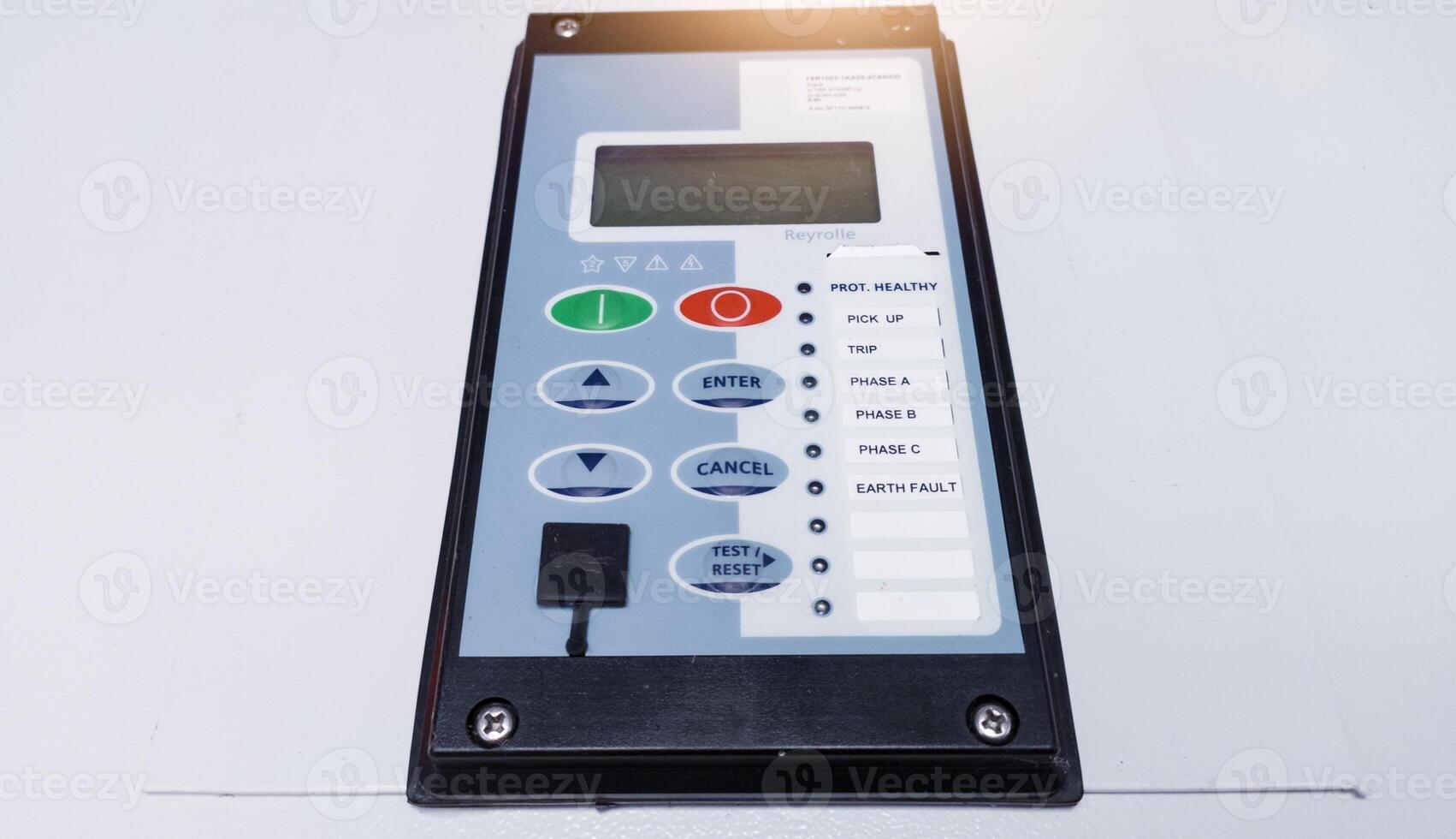 fechar acima a sobre atual retransmitir em ao controle cubículo painel. foto