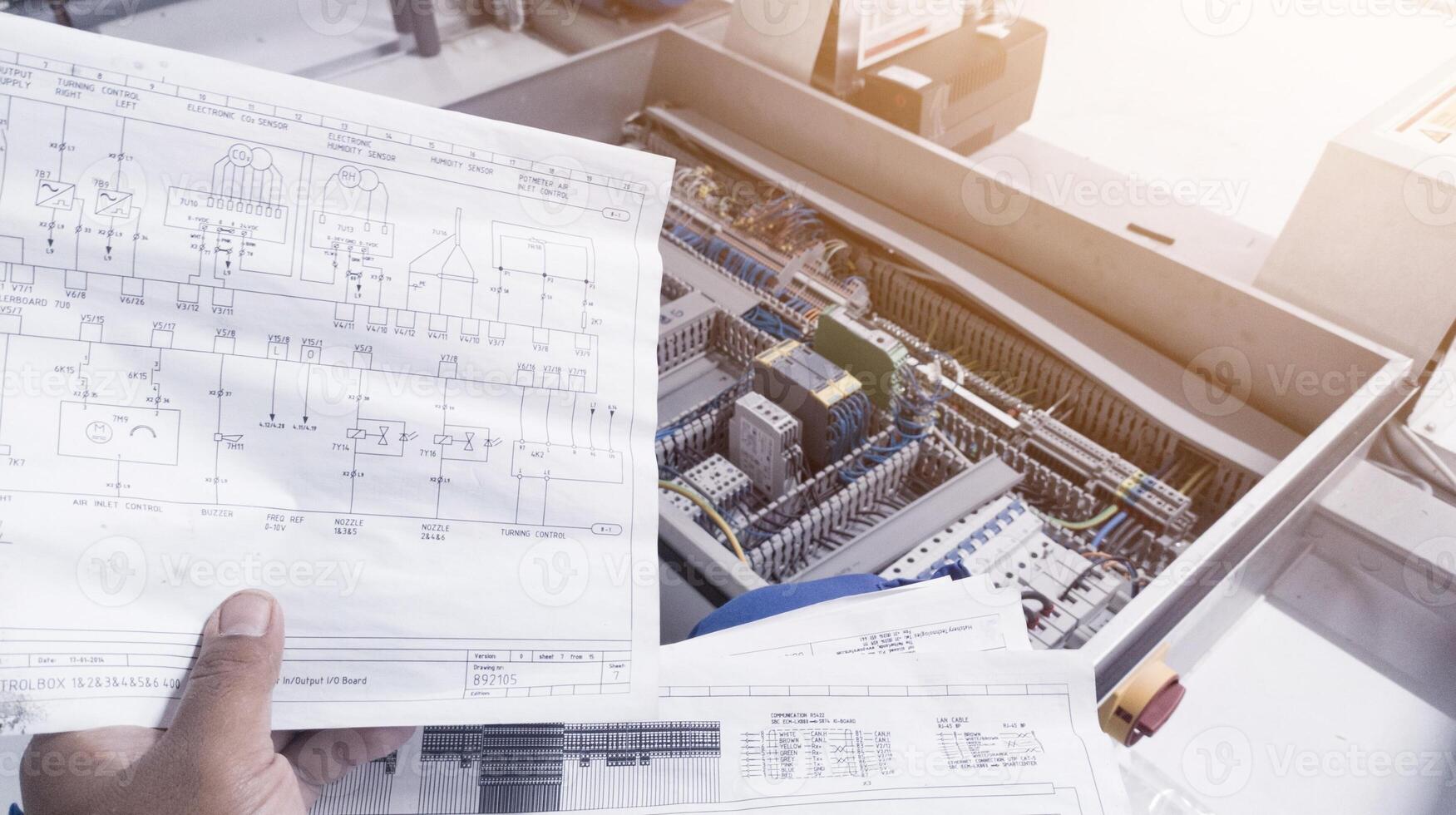 parece às a elétrico desenhando em a fundo do a automação painel.para conceptual análise problema tiroteio elétrico ao controle. foto