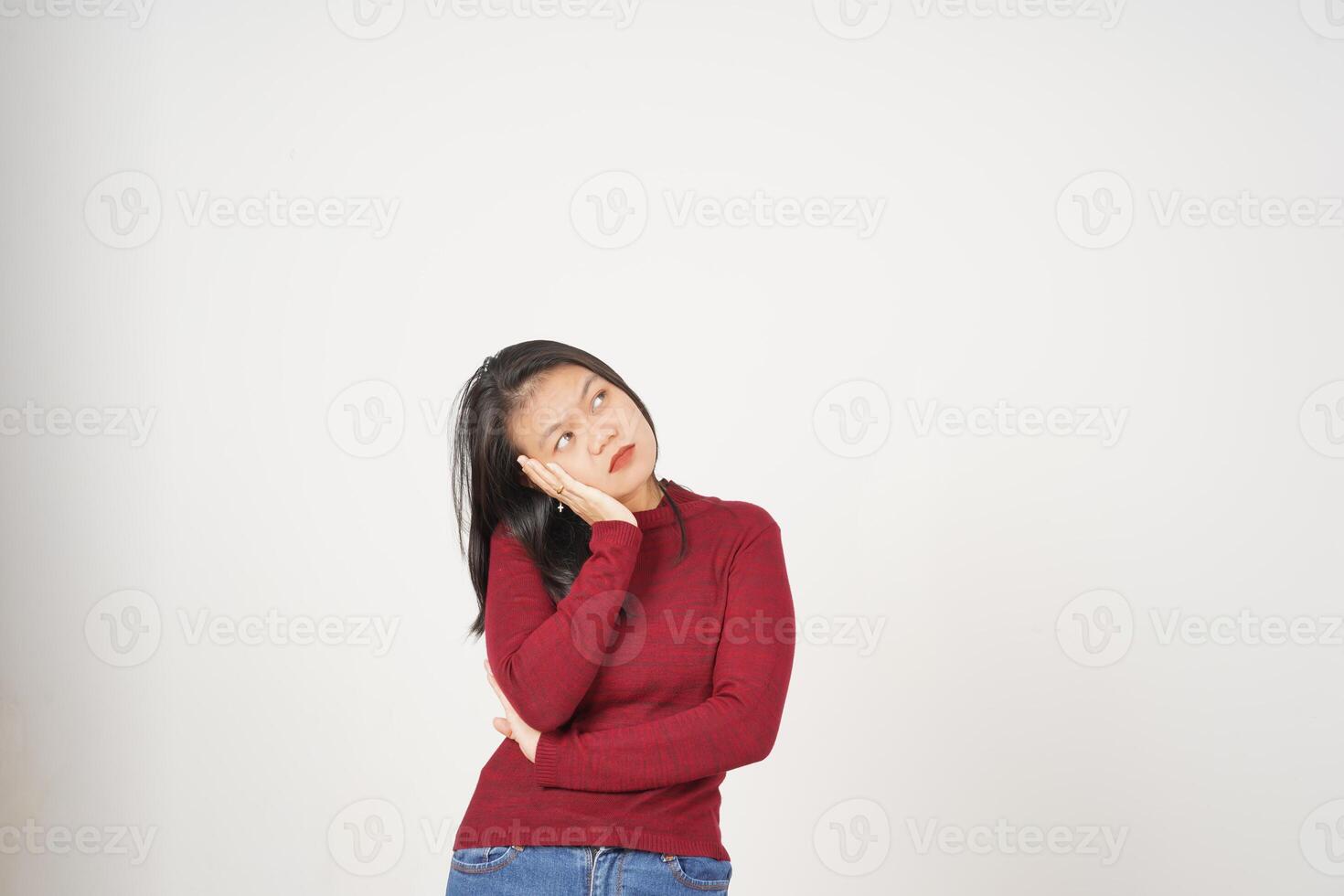 jovem ásia mulher dentro vermelho camiseta pensativo pensando gesto isolado em branco fundo foto