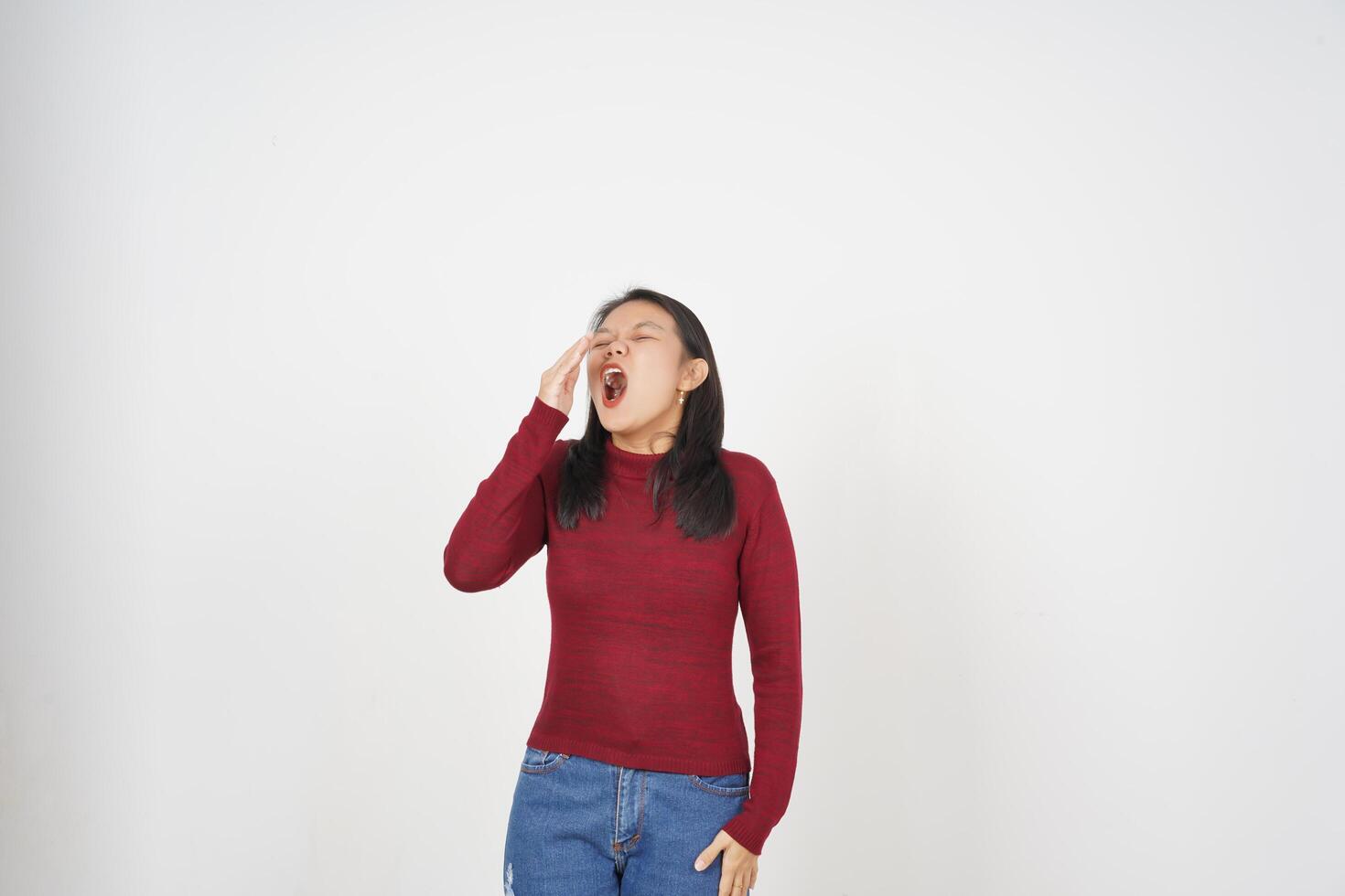 jovem ásia mulher dentro vermelho camiseta sofrimento a partir de alergia e espirros isolado em branco fundo foto