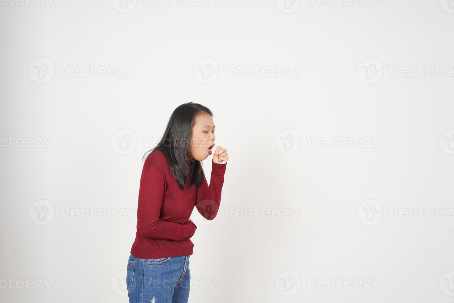 jovem ásia mulher dentro vermelho camiseta tosse isolado em branco fundo foto