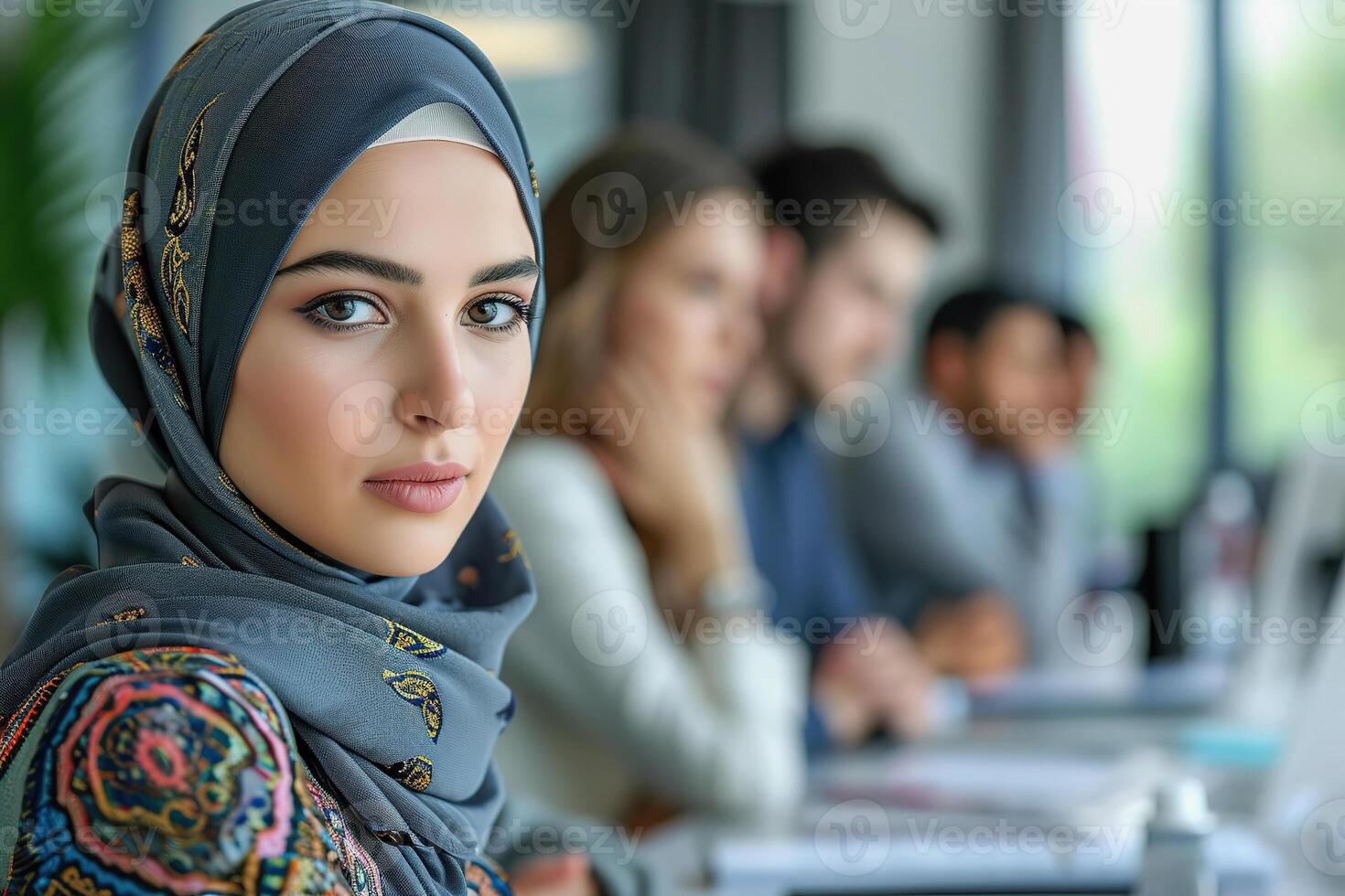 ai gerado jovem árabe mulher ouvindo para apresentação dentro grupo encontro dentro escritório foto