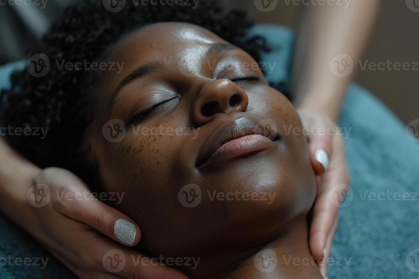 ai gerado jovem Preto mulher desfrutando relaxante facial massagem dentro uma spa foto