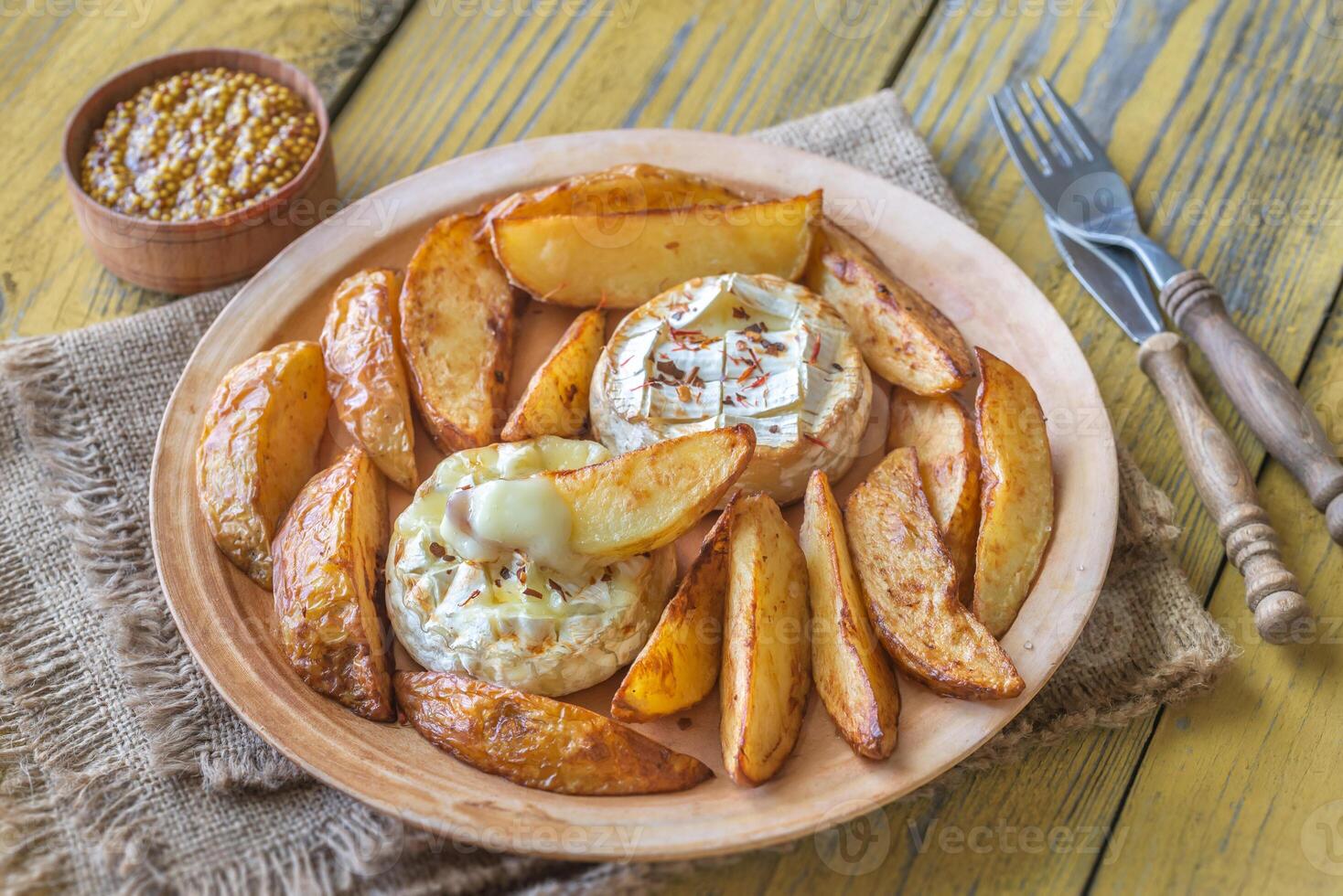 queijo camembert assado com batata foto