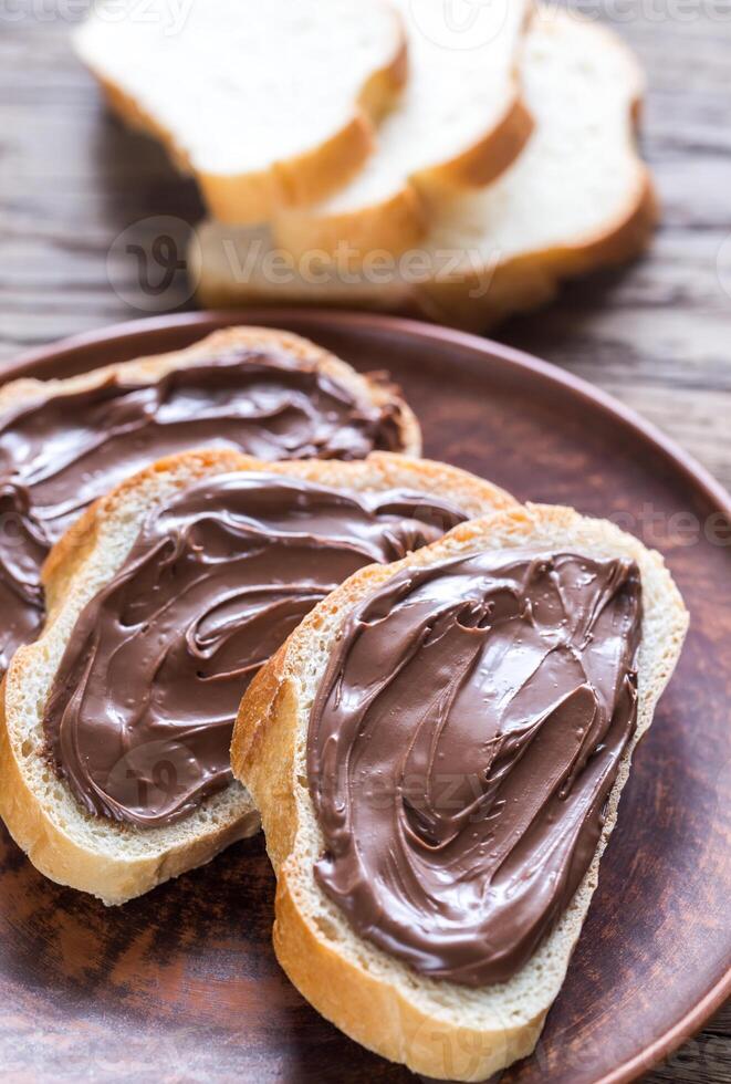 fatias de baguete com creme de chocolate foto