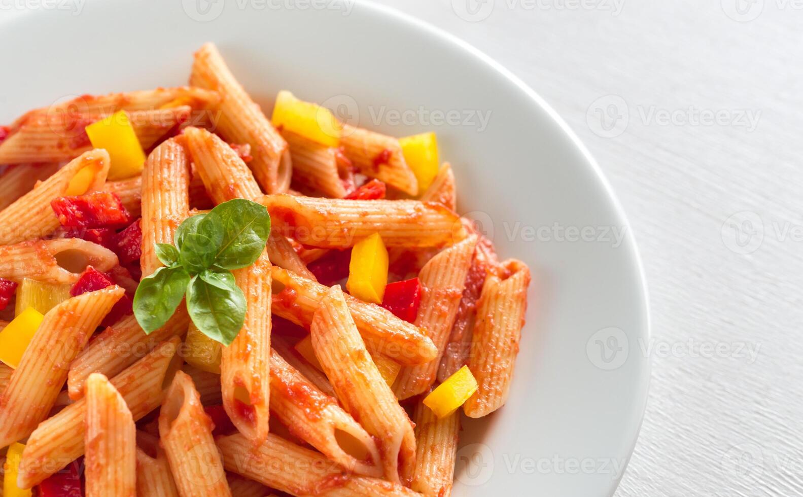 Macarrão Penne com tomate molho e fresco Pimenta foto