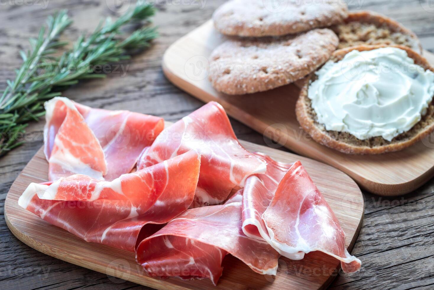 fatias do jamon e sanduíche com creme queijo foto