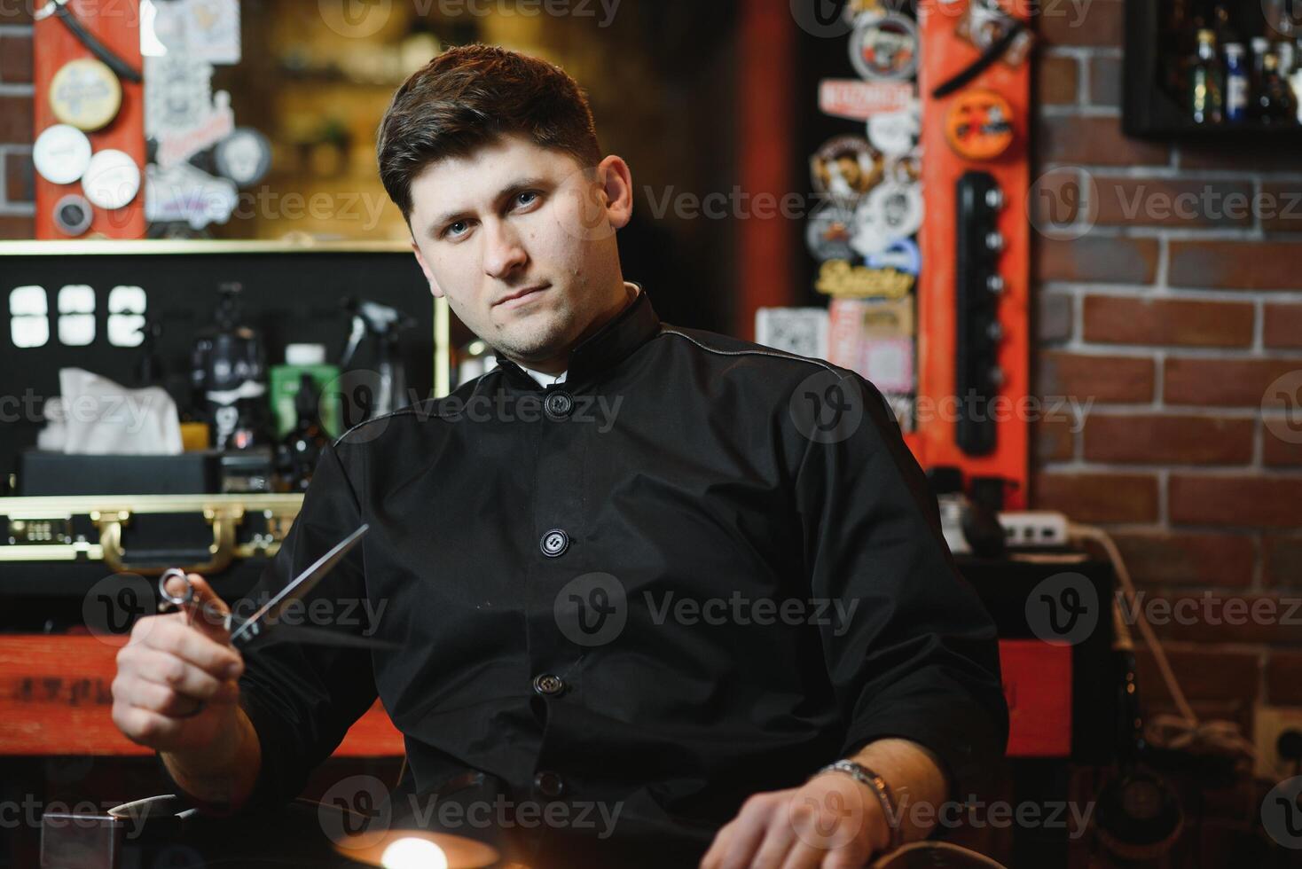 cabeleireiro. salão para homens. barbearia conceito. bonito homem com barbeiro ferramentas. profissional barba e cabelo Cuidado. foto