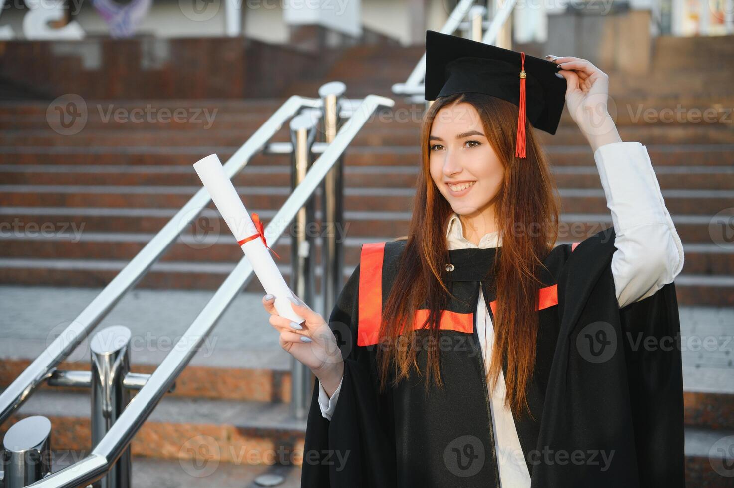 mulher retrato em dela graduação dia. universidade. Educação, graduação e pessoas conceito. foto