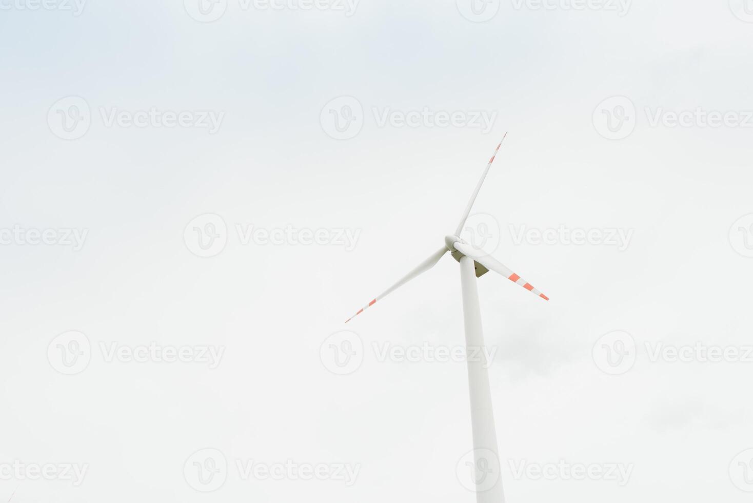 moinho de vento contra nublado céu com copyspace foto