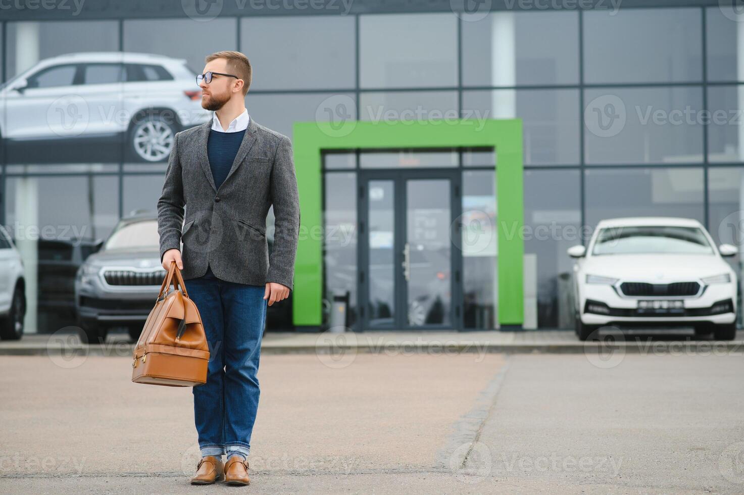 feliz comprador perto a carro dentro frente do a moderno avtosalon construção foto